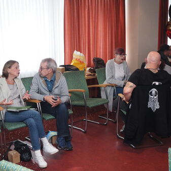 Mehrere Personen bei Gesprächen