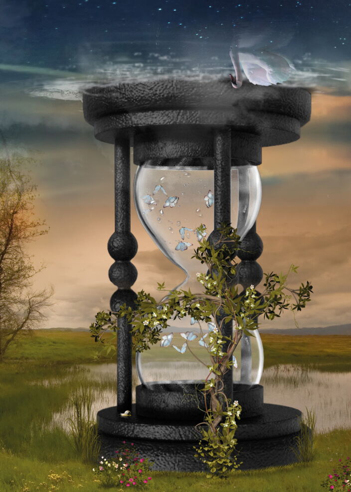 Eine Sanduhr steht an einem See