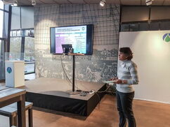 Eine Frau hält einen Vortrag