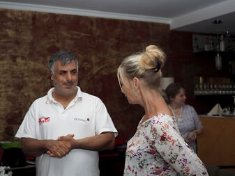 Bild zeigt Anwalt Vassilis Gousanis im Gespräch