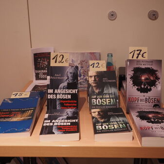 Eine Auslage von Büchern auf einem Tisch