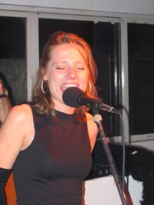 Bild zeigt Susan Waade beim Singen